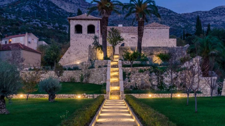 Slano, Knežev dvor – prodaja nekretnine (1/4)