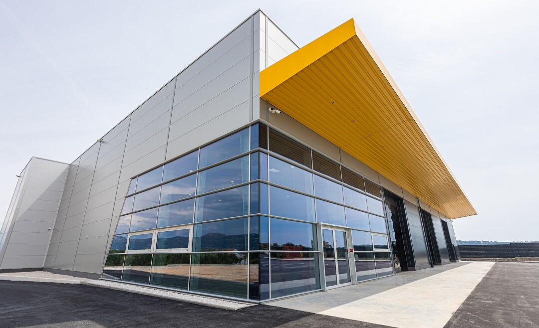 Trogir, poslovna zona Plano, moderno trgovačko-prodajno skladište, dugoročni najam