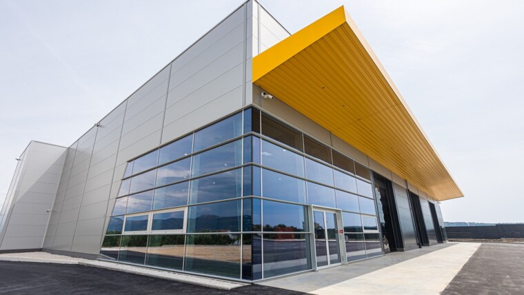 Trogir, poslovna zona Plano, moderno trgovačko-prodajno skladište, dugoročni najam